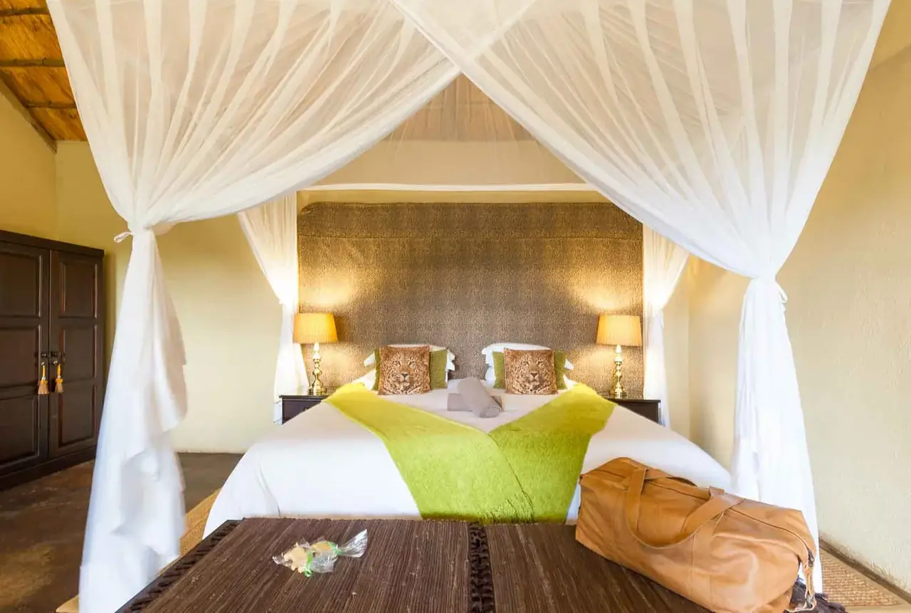 Suite bedroom canopy at Umkumbe Safari Lodge, Sabi Sand
